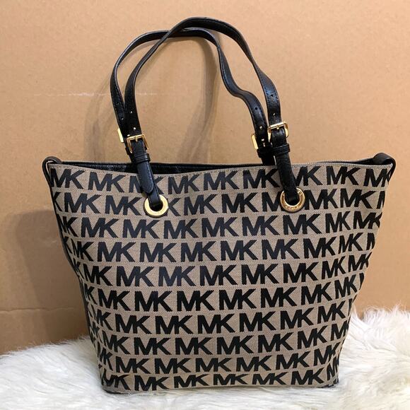 MICHAEL KORS Black/White Monogrammed Canvas JET SET GRAB BAG Tote - Picture 15 of 16